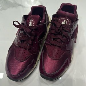 Nike Air Huarache women’s size 7 Beetroot